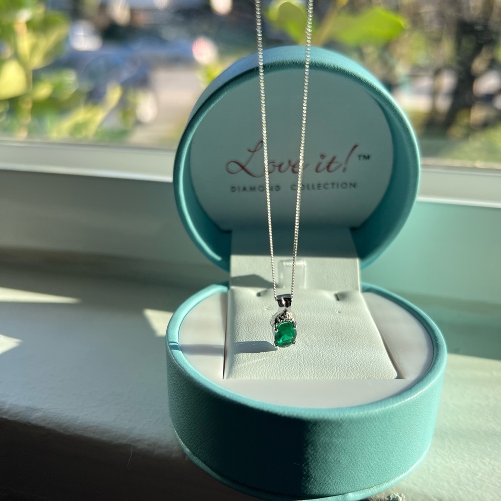 Emerald Pendant Necklace - White Gold